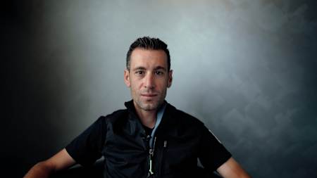 Vincenzo Nibali è uno dei più grandi specialisti delle corsa a tappe, una leggenda del ciclismo su strada, che vanta la tripla corona.