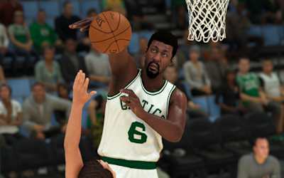 Le joueur américain Bill Russell, meilleur défenseur de tous les temps, empêche un joueur de marquer dans NBA 2K20 MyTeam.