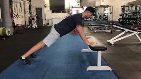 पर्सनल ट्रेनर बेन लॉन्गली इनक्लाइन पुश-अप करते हुए