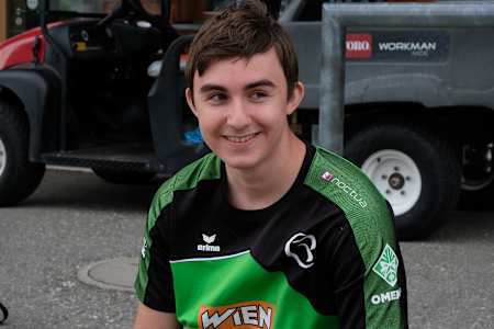 Dansta lächelt während den Dreharbeiten