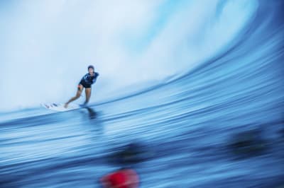 La surfeuse Bethany Hamilton prend une vague lors d'une session de surf à Teahupo'o.