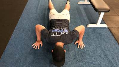 O personal trainer Ben Longley executa uma flexão tradicional