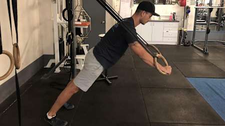बेन लॉन्गली सस्पेंशन ट्रेनर पुश-अप्स करते हुए