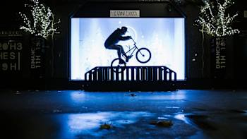 Anthony Perrin delante de las Galerías Lafayette en París, Francia.