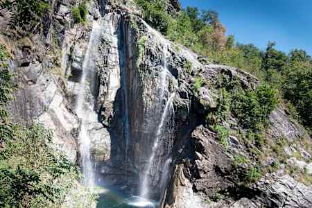 La Cascada del Salto, à Maggia en Suisse : lieu du record de plongeon depuis une falaise.