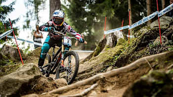Aaron Gwin racing at Val di Sole qualis in 2017.