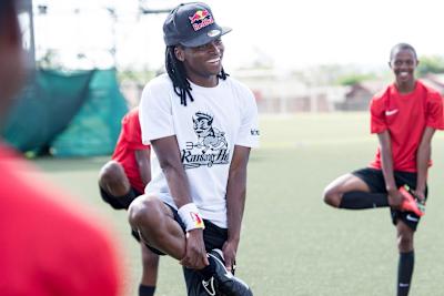 Des joueurs de football réalisent un étirement des quadriceps après un entrainement.