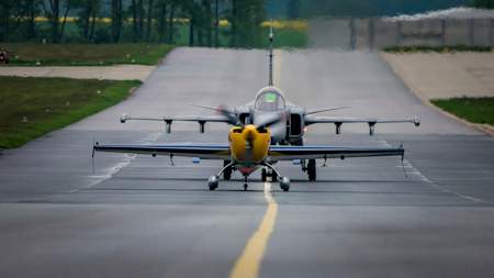 Martin Šonka, campeón de la Red Bull Air Race, con su avión acrobático Extra 300SR e Ivo Kardoš, piloto de la Fuérza Aérea Checa, con el caza Gripen.