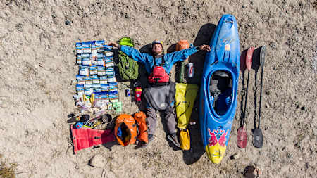 Adrian Matter inmitten seiner Ausrüstung für sein Abenteuer auf dem Sary Jaz. 