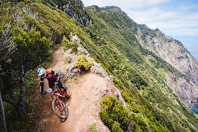 Dans le film Going In, suivez le pilote VTT privé chilien Pedro Burns lors de sa participation aux Enduro World Series pour Trek.