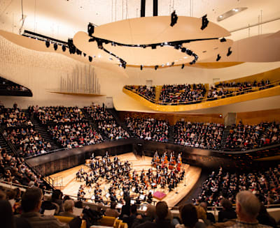 La Philharmonie de Paris accueillera Tiakola et l’Orchestre Lamoureux pour Red Bull Symphonic le 19 novembre 2026.
