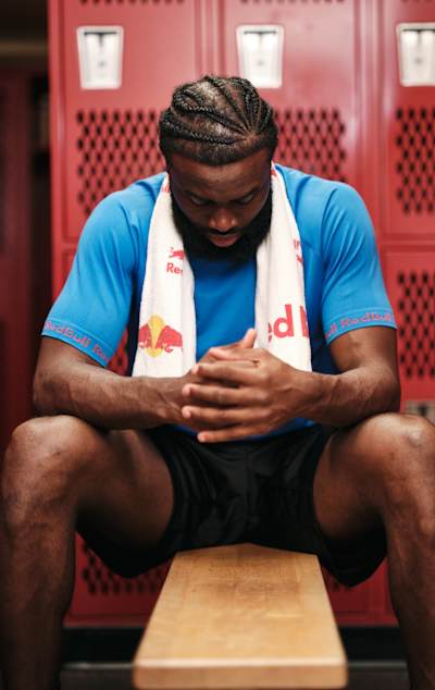 Portrait de Jaylen Brown joueur américain de basket-ball dans un vestiaire.
