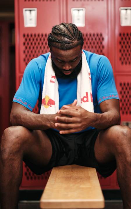 Portrait de Jaylen Brown joueur américain de basket-ball dans un vestiaire.