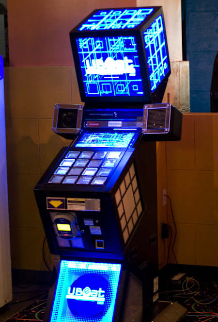 Jubeat besticht mit seinem coolen Arcade-Automaten