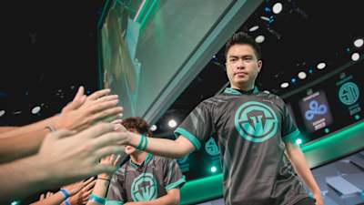 Xmithie celebrando uma vitória com os fãs