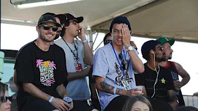 Gerdal, Luan e Salabanzi assistindo o Skate Park