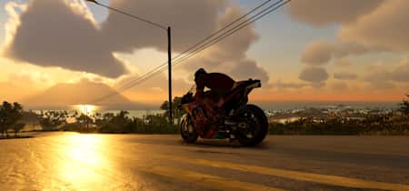 Screenshot aus The Crew Motorfest zeigt ein Red Bull KTM-Bike bei der Fahrt in den Sonnenuntergang.