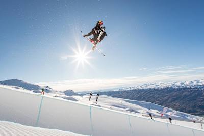 Le skieur freestyle Nico Porteous s'envole lors d'une session de half-pipe.