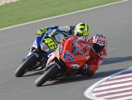 Rossi lo intentó pero no pudo con Stoner, en 2007, MotoGP.