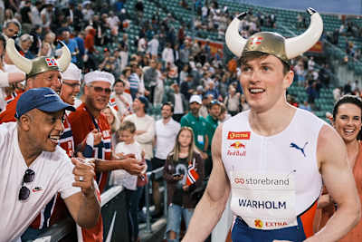 Karsten Warholm celebra el nuevo récord mundial de los 400 m vallas (46,70) y su victoria en la Diamond League en su ciudad natal, Oslo (Noruega), en los Bislett Games el 1 de julio de 2021.