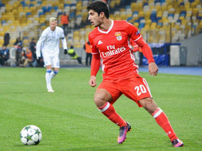 ​Image of Gonçalo Guedes playing for the Portuguese football team Benfica.