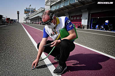Un técnico de Michelin controla la temperatura del asfalto durante los test invernales en el circuito de Losail en Doha, Qatar, del 5 al 7 de marzo de 2021.