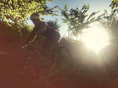 Hanna Jonsson montando en Flottsbro Bike Park, Suecia.