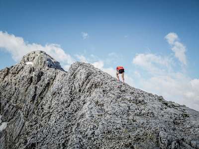 Skibergsteiger und Bergläufer Anton Palzer beim Anstieg den Watzmann hinauf.