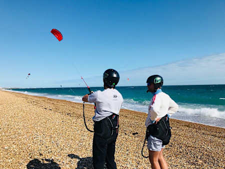 Alumnos en su primera clase de kitesurf.