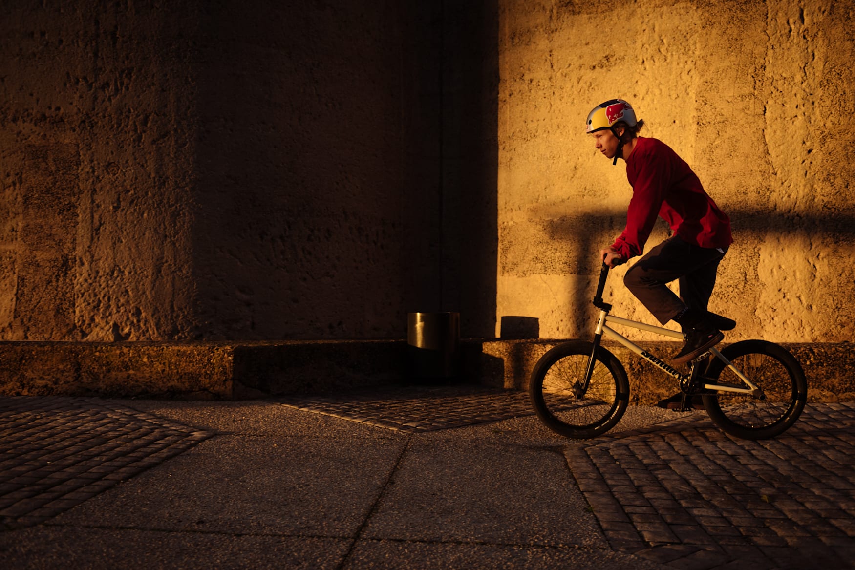 Murray Loubser rueda con su BMX por Ciudad del Cabo, Sudáfrica.