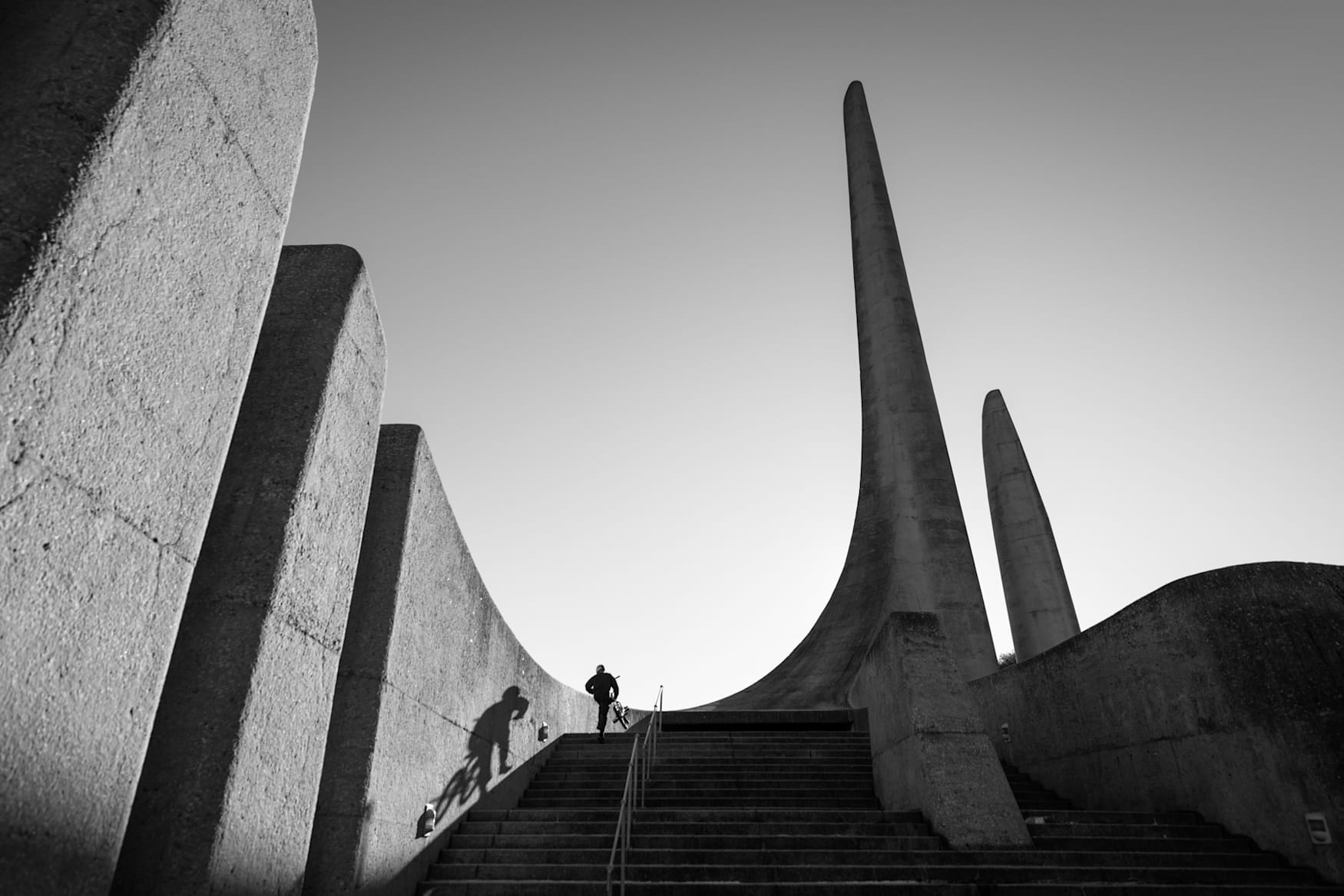 Murray Loubser en el Afrikaans Language Monument en Paarl Town, Sudáfrica.