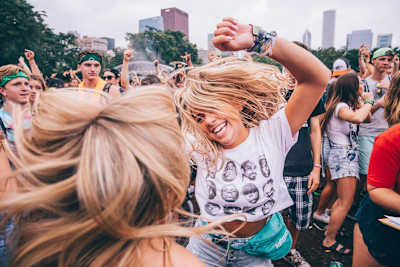 Chicas bailando en Lollapalooza 2016