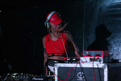 DJ Rosa Pistola in action.
