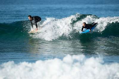 Sam surfando com seu filho Noah em Bilgola.
