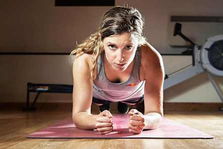 Rachel Atherton plankt wie ein Profi