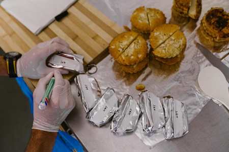 ソワニョールはステージに備えて補給食を用意する