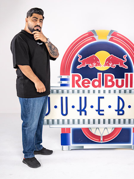 تعرفوا على فنان ريد بُل جوك بوكس... الأخرس!