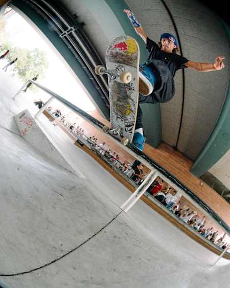 Brandon Valjalo mit einem Frontside Bluntslide an einem Skatepark Flatrail. Im Hintergrund Zuschauer.