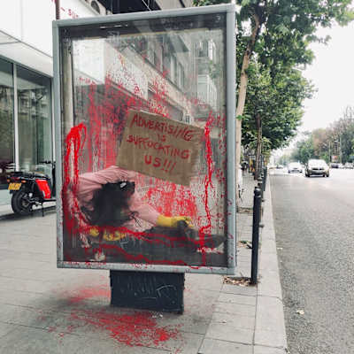 Seria „The Bloodstained Hand” arată ce vrea Orhan să spună lumii