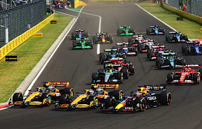 Start sonrası ilk viraja üç pilot yan yana girdi