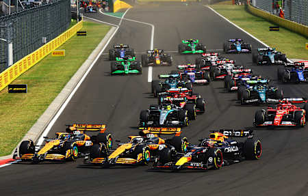 Start sonrası ilk viraja üç pilot yan yana girdi