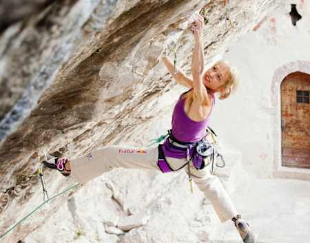 Angela Eiter practica la escalada libre en Hades.