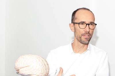 Neurobiologe Bernd Hufnagl ist sich sicher: Smartphones sorgen für Stress.