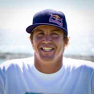 Jamie O'Brien posa para un retrato en primer plano antes de hacer surf en The Wedge, en Newport Beach (California, EE. UU.), el 1 de septiembre de 2012.