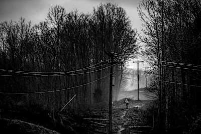 Un partecipante corre per un lungo passo alberato durante il giro finale della Barkley Marathons.
