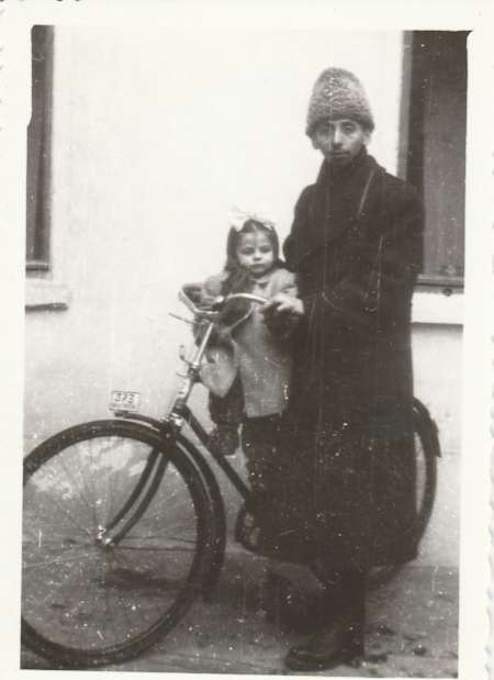 Un bărbat și fiica lui lângă o bicicletă produsă în Franța