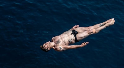 Alessandro De Rosa salta desde la plataforma de 24 metros durante la primera parada de las Series Mundiales de Red Bull Cliff Diving en Saint-Raphaël, Francia, el 11 de junio de 2021.