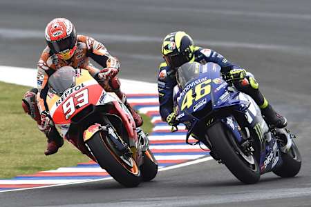Marc Márquez pelea con Valentino Rossi durante el Gran Premio de Argentina de 2018.