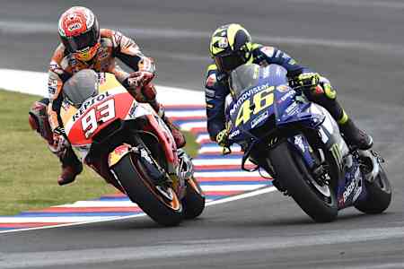Marc Márquez im Duell mit Valentino Rossi beim Großen Preis von Argentinien 2018. Der Spanier und Italiener thronen mit je sechs Weltmeistertiteln der Spitze der MotoGP-Fahrer.