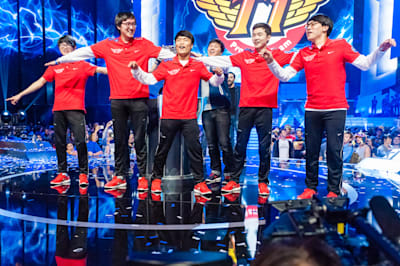 Lee « Faker » Sang-hyeok et SK Telecom T1 célèbrent leur victoire lors de la saison 3 des Worlds de League of Legends à Los Angeles, aux États-Unis.